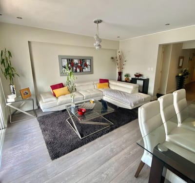MIRAFLORES VENDO DUPLEX Área total 248m2 CERCA A LACLINICA DELGADO $415,000