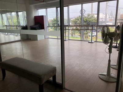 MODERNA OFICINA DE 133m2 EN EDIFICIO EXCLUSIVO AV- PRIMAVERA CHACRILLA