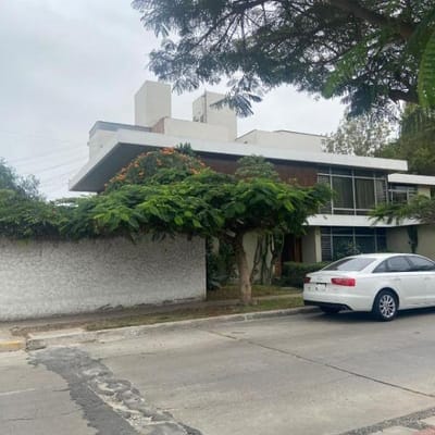 SE VENDE ESTA CASA COMO TERRENO UBICADA EN MIRAFLORES