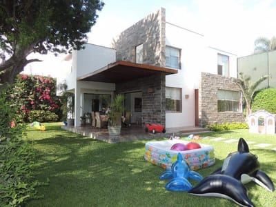 CASA EN VENTA EN LA ENCANTADA CON LINDO JARDIN