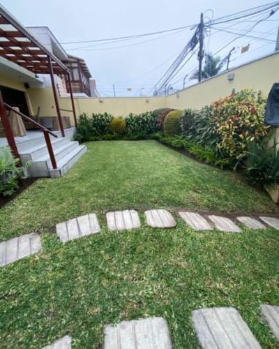 AMPLIA CASA EN MIRAFLORES MUY CENTRICA CON EXCELENTE AREA SOCIAL