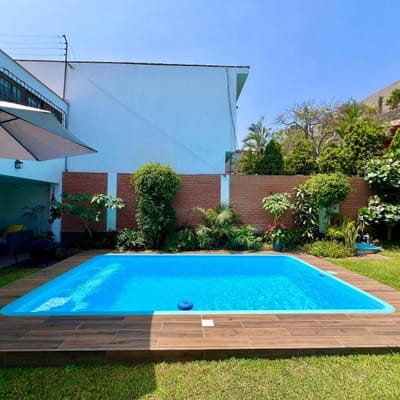 VENTA EN SURCO HERMOSA CASA  CON ENORME JARDN Y PISCINA