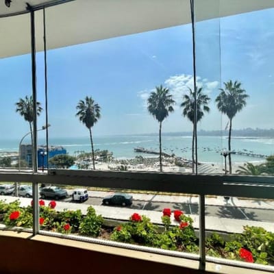 Se vende departamento con linda vista frente al mar  arriba del Regatas