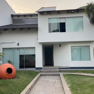LINDA CASA EN VENTA EN LA PLANICIE , 3 DORM MÁS MINI DEPA DE 2 DORM, PISCINA