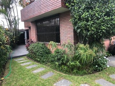 Venta excelente dpto tipo casita con lindo jardín en Chacarilla