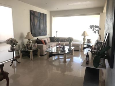 Bella y espaciosa casa en venta en condominio seguro en Las Lagunas