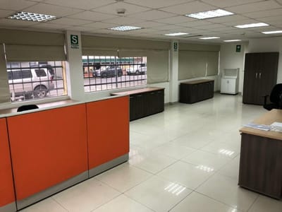 Excelente oficina primer piso con puerta a la calle en San Isidro