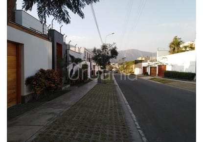 VENDO LINDA CASA EN LAS LAGUNAS CON PISCINA
