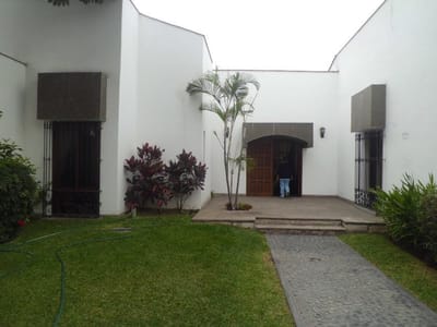 CASA MUY AMPLIA Y BUEN JARDIN