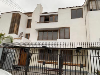VENDO EXCELENTE DPTO EN  EL ROSAL EN SURCO...!!!!!