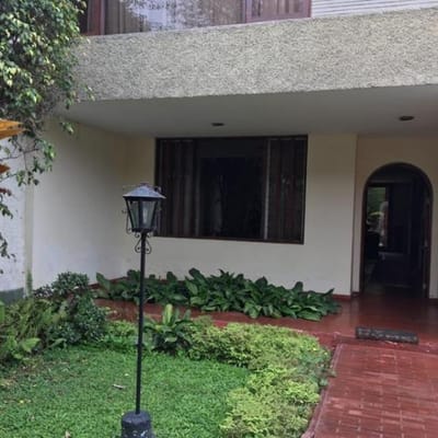 CASA A SUPER PRECIO COMO TERRENO ESPECIAL PARA CONSTRUCTORES PARAMETROS PISOS