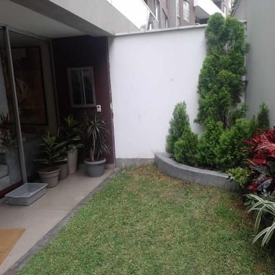 HERMOSO DEPARTAMENTO EN SEGUNDO PISO CON TERRAZA Y JARDIN A PRECIO DE OCASION