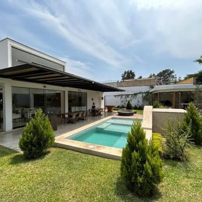 HERMOSA CASA FRENTE A PARQUE EN RINCONADA DEL LAGO