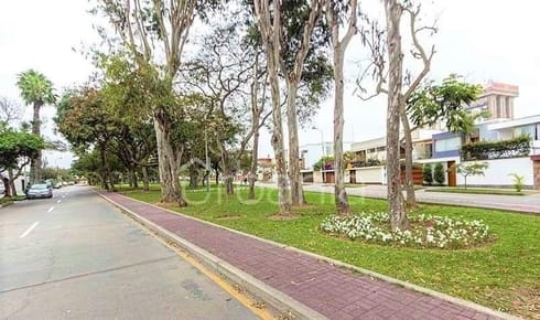 LINDA CASA FRENTE A PARQUE