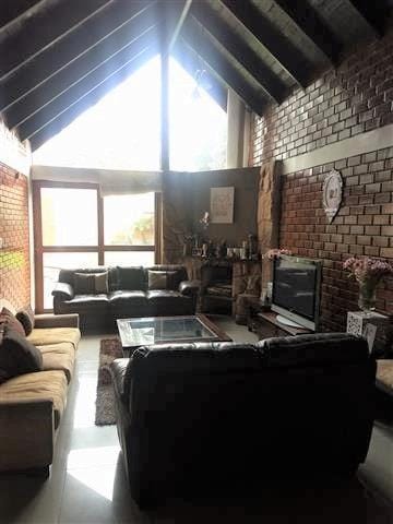 SOL DE LA MOLINA 2DA ETAPA ACOGEDORA CASA DE 3 O 4 DORMITORIOS JARDÍN Y TERRAZA, ESTILO RUSTICO