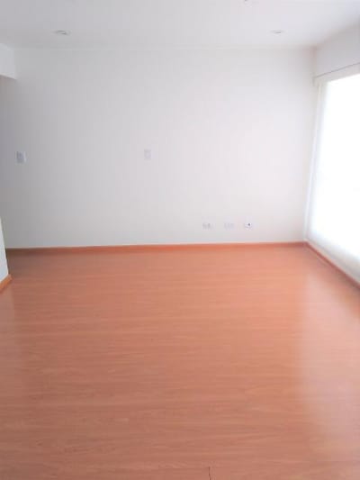 DEPARTAMENTO DE DOS DORMITORIOS SIN MUEBLES EN SURCO, VISTA CALLE
