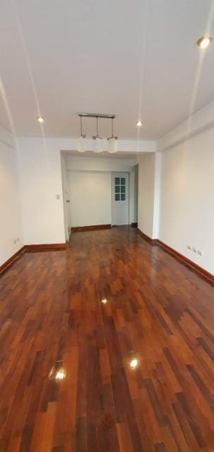SAN BORJA DEPARTAMENTO 3ER PISO DE 3 DORMITORIOS, 2 COCHERAS, VISTA CALLE