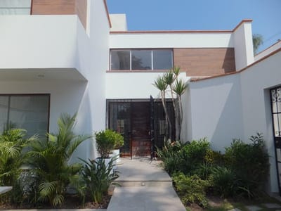 LA AURORA ZONA TRANQUILA Y SEGURA FRENTE A PARQUE CASA CON LINDO JARDIN Y TERRAZA