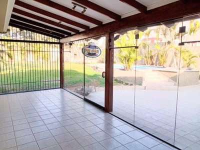 SOL DE LA MOLINA TERCERA ETAPA CASA DE UNA SOLA PLANTA CON JARDIN PISCINA AMPLIA TERRAZA