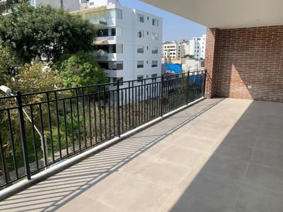MIRAFLORES LIMITE SAN ISIDRO EXCELENTE UBICACIÓN IMPECABLE DPTO CON TERRAZA Y LINDA VISTA A PARQUE