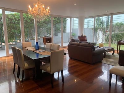 SAN ISIDRO VENDO Y/O ALQUILO SUPER DPTO TIPO CASA CON VISTA JARDIN Y TERRAZA INTERIOR