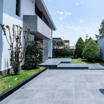 CASA EN VENTA LA MOLINA LAS LAGUNAS CERCA A WONG DE LA PLANICIE, CON  JARDIN, PISCINA.