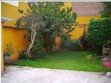 VENTA CASA COMO TERRENO O PARA REMODELAR AMPLIO JARDIN URB. LOS ROSALES - SURCO