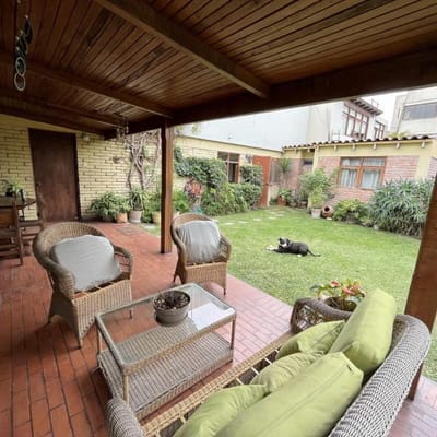 CASA EN VENTA CON 3 DEPARTAMENTOS CERCA A PARQUE AURORA MIRAFLORES