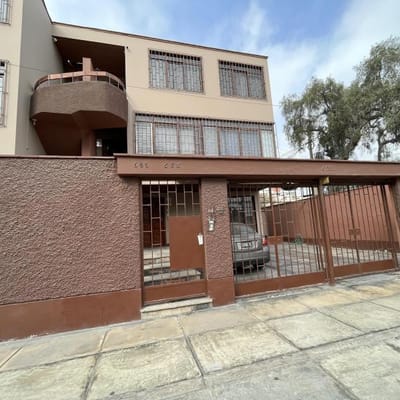 DEPARTAMENTO  1 DORMITORIO MÁS ESTUDIO AMPLIO Y COCHERA ALQUILER –  SURCO