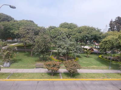 LINDA CASA FRENTE A PARQUE