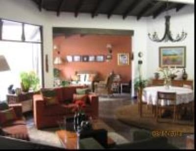 CASA, BONITA ARQUITECTURA, A 1/2 CUADRA DE PARQUE