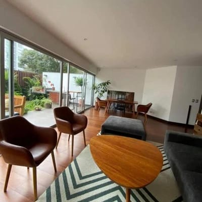LINDO PRIMER PISO TIPO CASITA CON GRANDES TERRAZAS CON JARDIN