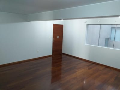 Amplio Departamento 3 Dormitorios cerca al Cricket límite San Isidro