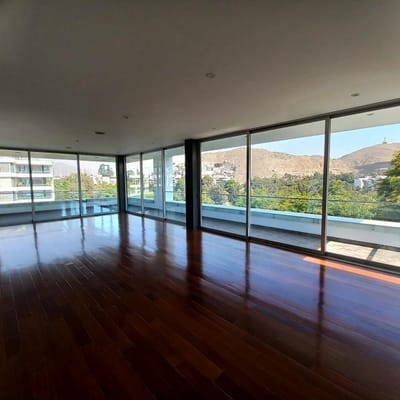 Si buscas espacio y lujo , te puede interesar este depa en Surco
