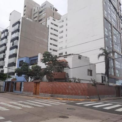 Vendo Casa como terreno vista malecon de la Marina