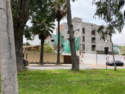 Excelente casa como terreno frente al Pentagonito