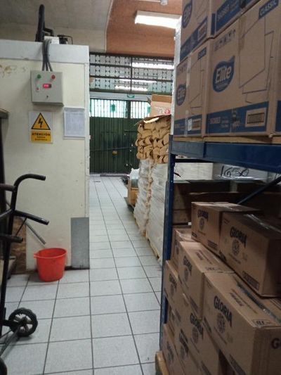 Excelente edificio comercial en alquiler con motacargas
