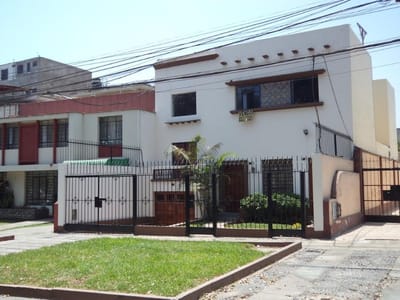 VENDO CASA FRENTE A PARQUE EL CARMEN, EN PUEBLO LIBRE !!!