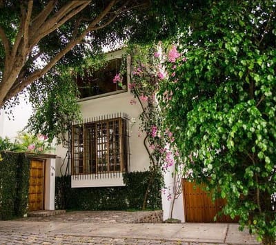CASA ESPECTACULAR, FRENTE A PARQUE. REMODELADA