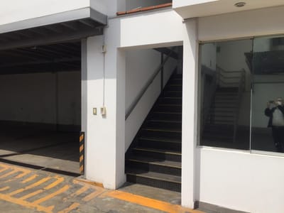 EN GALVEZ BARRENECHEA SE ALQUILA AMPLIO LOCAL