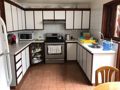 Venta cómoda casa con lindo jardín y terraza