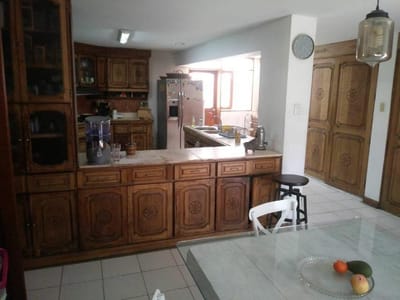 Venta cómoda y amplia casa frente a parque