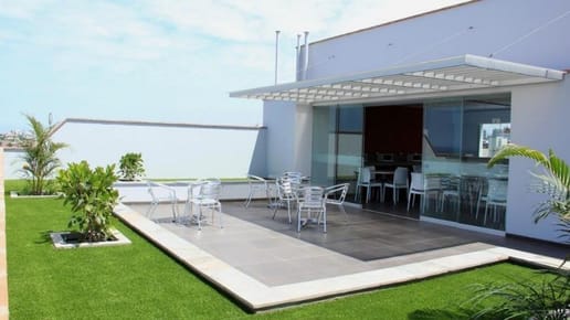 Se alquila excelente oficina en Av. La Mar