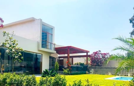 ESPECTACULAR CASA DE DOS PISOS COMPLETAMENTE RENOVADA CON PRECIOSOS JARDINES ALREDEDOR DE TODA LA CA