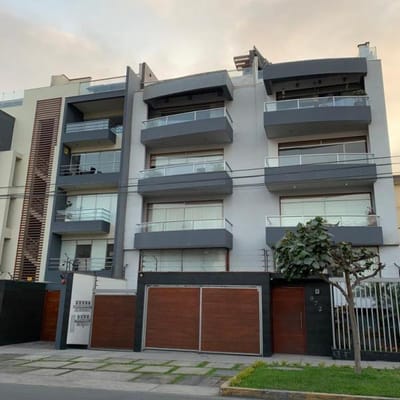 VENTA DE FLAT CON BALCÓN CON VISTA A CALLE TRANQUILA EN SURCO