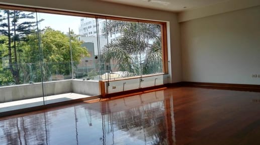Vendo en San Isidro - bonito departamento frente a parque