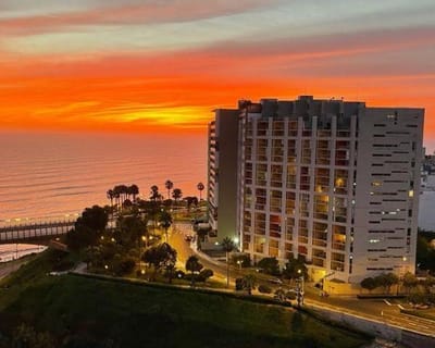 Buen Dpto. Vista al mar, Club Terrazas en Malecón 28 de Julio para remodelar