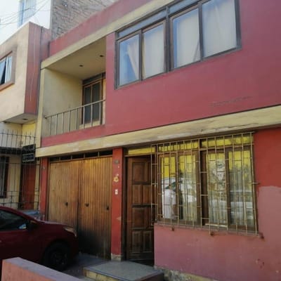 CASA FRENTE A LA FABRICA DE DONOFRIO , PARAMETROS PARA 5 PISOS, COMERCIO VECINAL