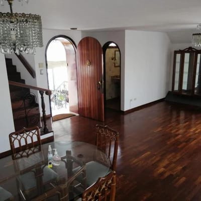 VENDE  CHALET TIPO CASA 3 PISOS  PEQUEÑO CONDOMINIO SAN BORJA  COMO INVERISION