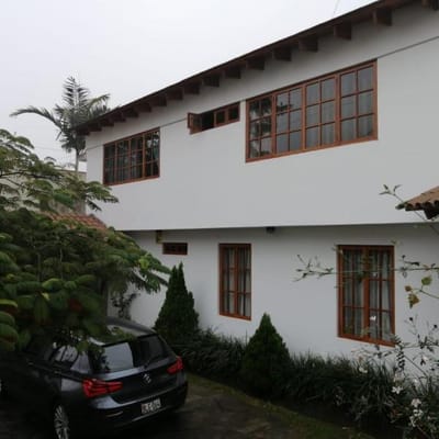 SE VENDE  O SE VENDE CASA SUPER AMPLIA CON PISCINA   LA  PLANICIE LA MOLINA